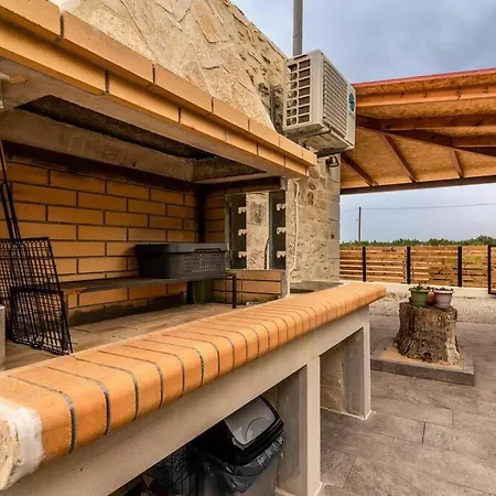 Relaxing Stonehouse Kamara With Jacuzzi *