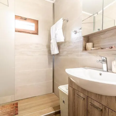 Relaxing Stonehouse Kamara With Jacuzzi *