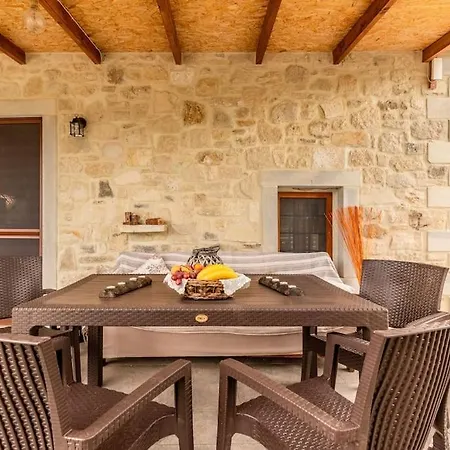 Relaxing Stonehouse Kamara With Jacuzzi Case de vacanță Pombia
