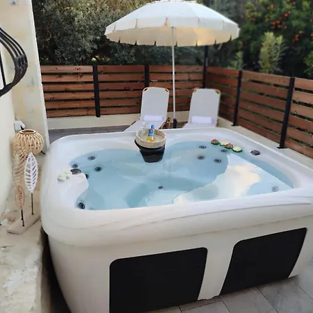 Relaxing Stonehouse Kamara With Jacuzzi Case de vacanță Pombia