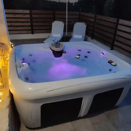 Relaxing Stonehouse Kamara With Jacuzzi Case de vacanță *